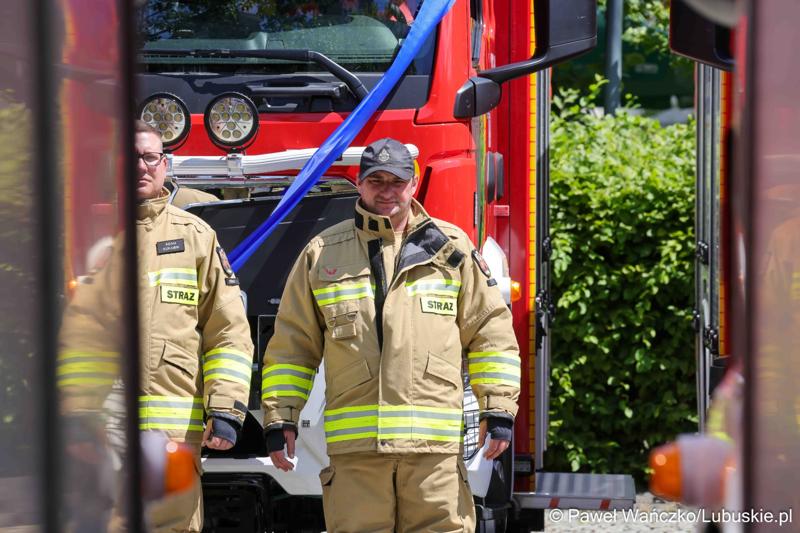 26 lekkich i średnich samochodów ratowniczo-gaśniczych otrzymały lubuskie jednostki OSP w ramach projektu unijnego zrealizowanego przez Oddział Wojewódzki Związku Ochotniczych Straży Pożarnych RP. 28 czerwca 2025 r. na zielonogórskim Placu Bohaterów odbyła się uroczystość podsumowująca to działanie.