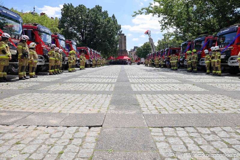 26 lekkich i średnich samochodów ratowniczo-gaśniczych otrzymały lubuskie jednostki OSP w ramach projektu unijnego zrealizowanego przez Oddział Wojewódzki Związku Ochotniczych Straży Pożarnych RP. 28 czerwca 2025 r. na zielonogórskim Placu Bohaterów odbyła się uroczystość podsumowująca to działanie.