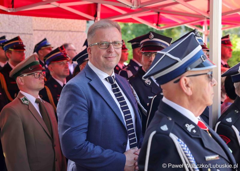 26 lekkich i średnich samochodów ratowniczo-gaśniczych otrzymały lubuskie jednostki OSP w ramach projektu unijnego zrealizowanego przez Oddział Wojewódzki Związku Ochotniczych Straży Pożarnych RP. 28 czerwca 2025 r. na zielonogórskim Placu Bohaterów odbyła się uroczystość podsumowująca to działanie.