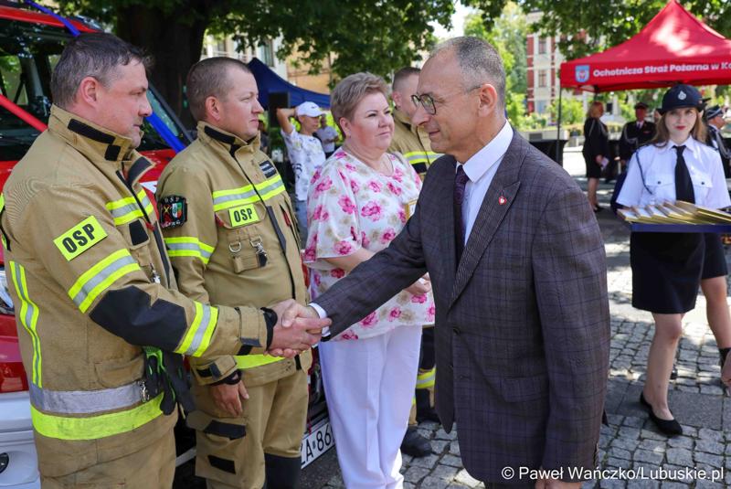 26 lekkich i średnich samochodów ratowniczo-gaśniczych otrzymały lubuskie jednostki OSP w ramach projektu unijnego zrealizowanego przez Oddział Wojewódzki Związku Ochotniczych Straży Pożarnych RP. 28 czerwca 2025 r. na zielonogórskim Placu Bohaterów odbyła się uroczystość podsumowująca to działanie.