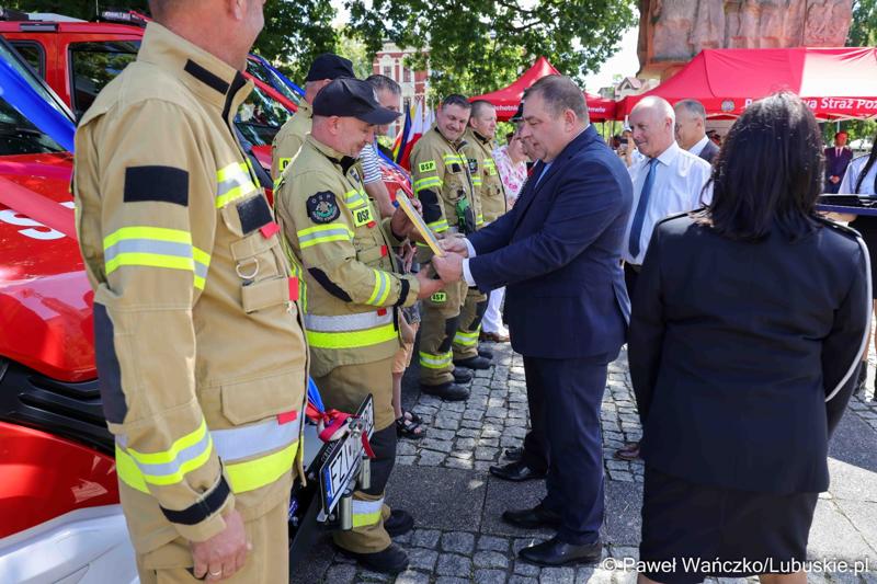 26 lekkich i średnich samochodów ratowniczo-gaśniczych otrzymały lubuskie jednostki OSP w ramach projektu unijnego zrealizowanego przez Oddział Wojewódzki Związku Ochotniczych Straży Pożarnych RP. 28 czerwca 2025 r. na zielonogórskim Placu Bohaterów odbyła się uroczystość podsumowująca to działanie.