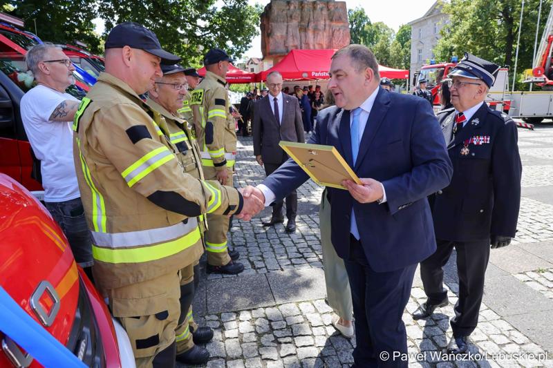 26 lekkich i średnich samochodów ratowniczo-gaśniczych otrzymały lubuskie jednostki OSP w ramach projektu unijnego zrealizowanego przez Oddział Wojewódzki Związku Ochotniczych Straży Pożarnych RP. 28 czerwca 2025 r. na zielonogórskim Placu Bohaterów odbyła się uroczystość podsumowująca to działanie.