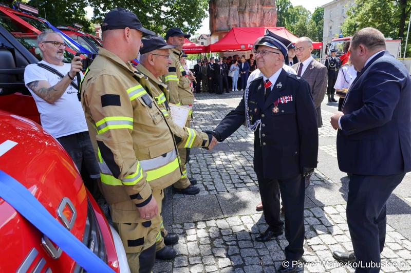 26 lekkich i średnich samochodów ratowniczo-gaśniczych otrzymały lubuskie jednostki OSP w ramach projektu unijnego zrealizowanego przez Oddział Wojewódzki Związku Ochotniczych Straży Pożarnych RP. 28 czerwca 2025 r. na zielonogórskim Placu Bohaterów odbyła się uroczystość podsumowująca to działanie.
