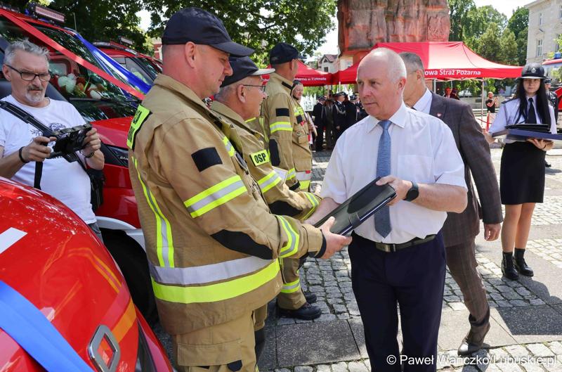 26 lekkich i średnich samochodów ratowniczo-gaśniczych otrzymały lubuskie jednostki OSP w ramach projektu unijnego zrealizowanego przez Oddział Wojewódzki Związku Ochotniczych Straży Pożarnych RP. 28 czerwca 2025 r. na zielonogórskim Placu Bohaterów odbyła się uroczystość podsumowująca to działanie.
