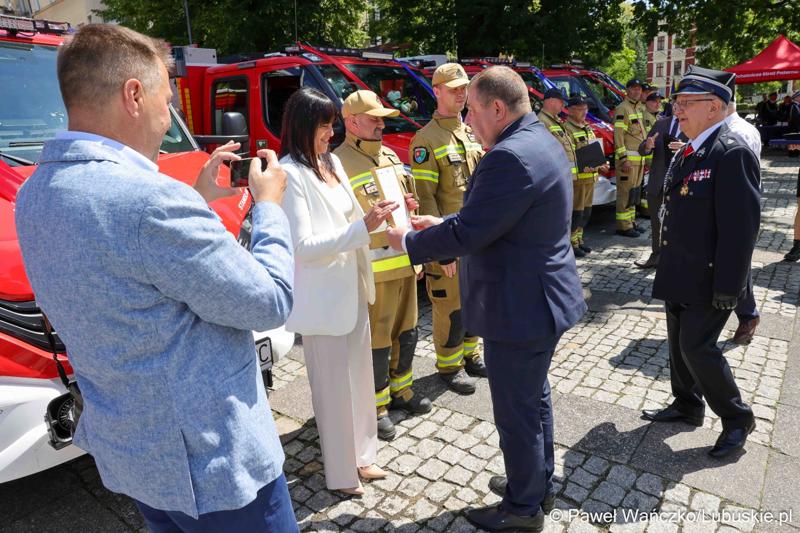 26 lekkich i średnich samochodów ratowniczo-gaśniczych otrzymały lubuskie jednostki OSP w ramach projektu unijnego zrealizowanego przez Oddział Wojewódzki Związku Ochotniczych Straży Pożarnych RP. 28 czerwca 2025 r. na zielonogórskim Placu Bohaterów odbyła się uroczystość podsumowująca to działanie.