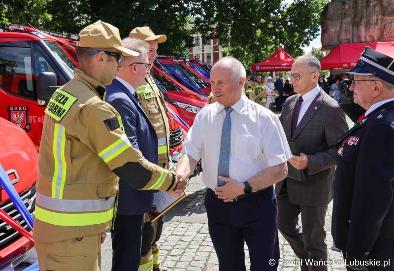26 lekkich i średnich samochodów ratowniczo-gaśniczych otrzymały lubuskie jednostki OSP w ramach projektu unijnego zrealizowanego przez Oddział Wojewódzki Związku Ochotniczych Straży Pożarnych RP. 28 czerwca 2025 r. na zielonogórskim Placu Bohaterów odbyła się uroczystość podsumowująca to działanie.