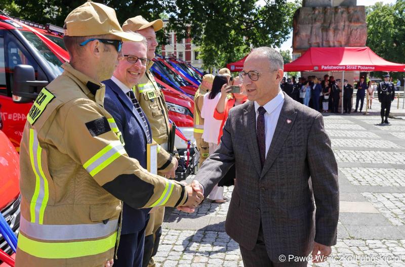 26 lekkich i średnich samochodów ratowniczo-gaśniczych otrzymały lubuskie jednostki OSP w ramach projektu unijnego zrealizowanego przez Oddział Wojewódzki Związku Ochotniczych Straży Pożarnych RP. 28 czerwca 2025 r. na zielonogórskim Placu Bohaterów odbyła się uroczystość podsumowująca to działanie.