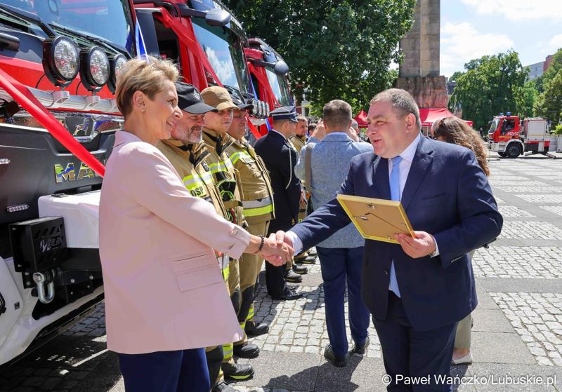 26 lekkich i średnich samochodów ratowniczo-gaśniczych otrzymały lubuskie jednostki OSP w ramach projektu unijnego zrealizowanego przez Oddział Wojewódzki Związku Ochotniczych Straży Pożarnych RP. 28 czerwca 2025 r. na zielonogórskim Placu Bohaterów odbyła się uroczystość podsumowująca to działanie.