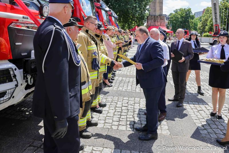 26 lekkich i średnich samochodów ratowniczo-gaśniczych otrzymały lubuskie jednostki OSP w ramach projektu unijnego zrealizowanego przez Oddział Wojewódzki Związku Ochotniczych Straży Pożarnych RP. 28 czerwca 2025 r. na zielonogórskim Placu Bohaterów odbyła się uroczystość podsumowująca to działanie.