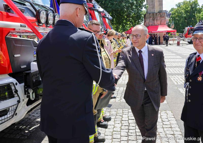 26 lekkich i średnich samochodów ratowniczo-gaśniczych otrzymały lubuskie jednostki OSP w ramach projektu unijnego zrealizowanego przez Oddział Wojewódzki Związku Ochotniczych Straży Pożarnych RP. 28 czerwca 2025 r. na zielonogórskim Placu Bohaterów odbyła się uroczystość podsumowująca to działanie.