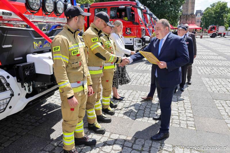 26 lekkich i średnich samochodów ratowniczo-gaśniczych otrzymały lubuskie jednostki OSP w ramach projektu unijnego zrealizowanego przez Oddział Wojewódzki Związku Ochotniczych Straży Pożarnych RP. 28 czerwca 2025 r. na zielonogórskim Placu Bohaterów odbyła się uroczystość podsumowująca to działanie.