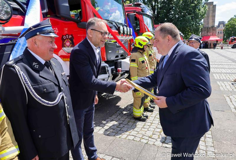 26 lekkich i średnich samochodów ratowniczo-gaśniczych otrzymały lubuskie jednostki OSP w ramach projektu unijnego zrealizowanego przez Oddział Wojewódzki Związku Ochotniczych Straży Pożarnych RP. 28 czerwca 2025 r. na zielonogórskim Placu Bohaterów odbyła się uroczystość podsumowująca to działanie.
