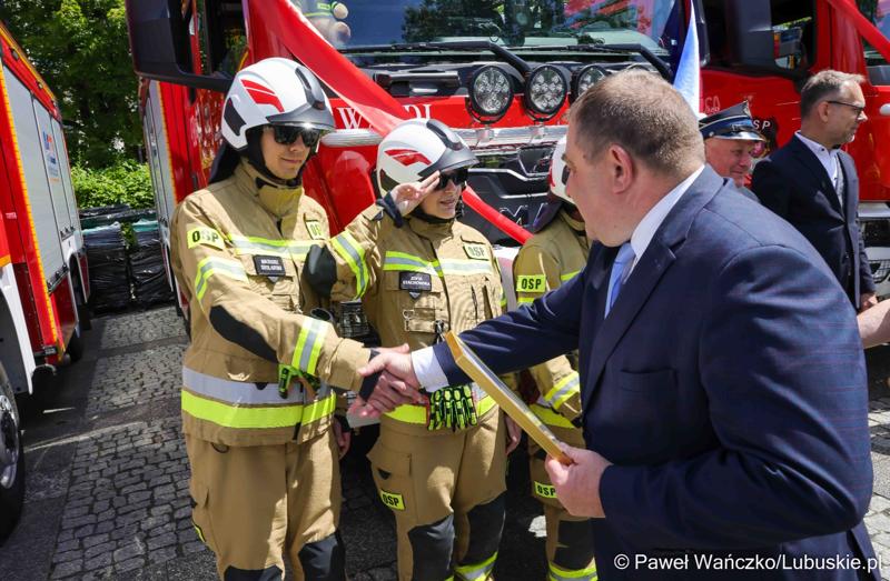 26 lekkich i średnich samochodów ratowniczo-gaśniczych otrzymały lubuskie jednostki OSP w ramach projektu unijnego zrealizowanego przez Oddział Wojewódzki Związku Ochotniczych Straży Pożarnych RP. 28 czerwca 2025 r. na zielonogórskim Placu Bohaterów odbyła się uroczystość podsumowująca to działanie.