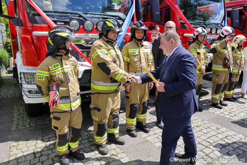 26 lekkich i średnich samochodów ratowniczo-gaśniczych otrzymały lubuskie jednostki OSP w ramach projektu unijnego zrealizowanego przez Oddział Wojewódzki Związku Ochotniczych Straży Pożarnych RP. 28 czerwca 2025 r. na zielonogórskim Placu Bohaterów odbyła się uroczystość podsumowująca to działanie.