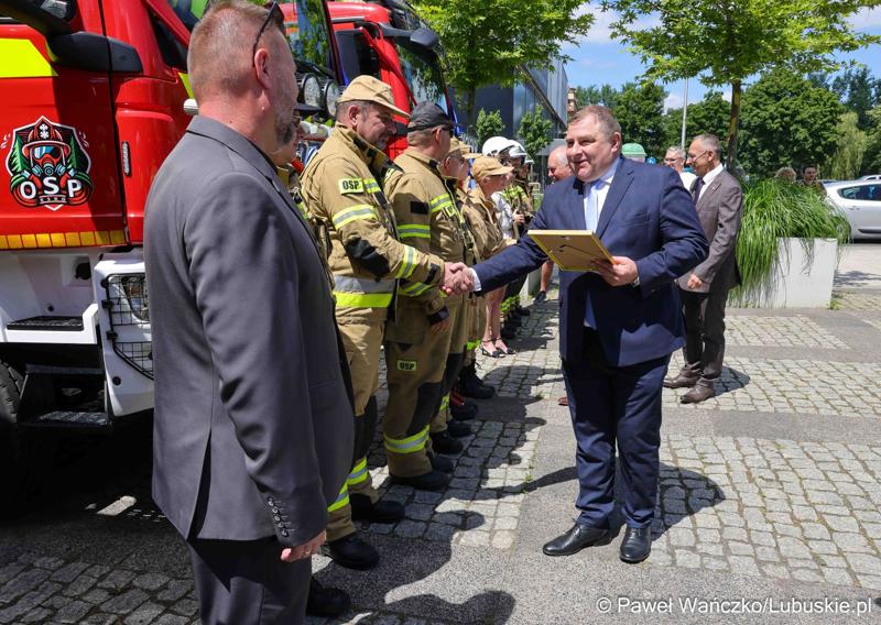 26 lekkich i średnich samochodów ratowniczo-gaśniczych otrzymały lubuskie jednostki OSP w ramach projektu unijnego zrealizowanego przez Oddział Wojewódzki Związku Ochotniczych Straży Pożarnych RP. 28 czerwca 2025 r. na zielonogórskim Placu Bohaterów odbyła się uroczystość podsumowująca to działanie.