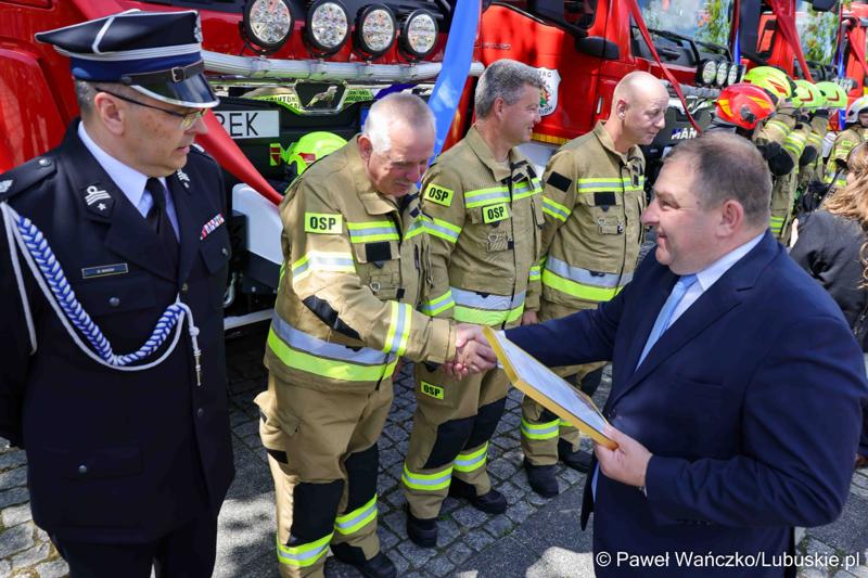 26 lekkich i średnich samochodów ratowniczo-gaśniczych otrzymały lubuskie jednostki OSP w ramach projektu unijnego zrealizowanego przez Oddział Wojewódzki Związku Ochotniczych Straży Pożarnych RP. 28 czerwca 2025 r. na zielonogórskim Placu Bohaterów odbyła się uroczystość podsumowująca to działanie.