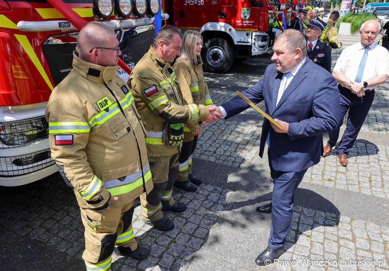 26 lekkich i średnich samochodów ratowniczo-gaśniczych otrzymały lubuskie jednostki OSP w ramach projektu unijnego zrealizowanego przez Oddział Wojewódzki Związku Ochotniczych Straży Pożarnych RP. 28 czerwca 2025 r. na zielonogórskim Placu Bohaterów odbyła się uroczystość podsumowująca to działanie.