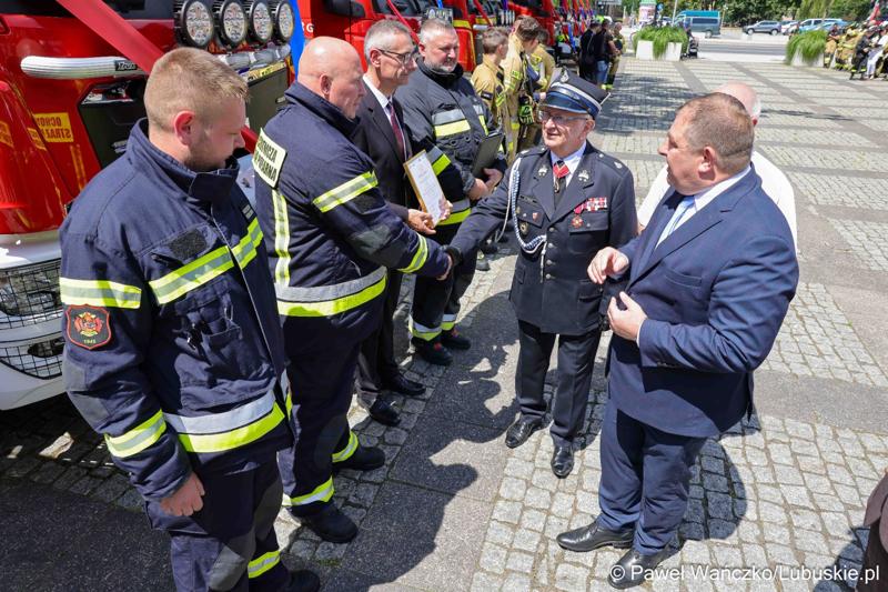 26 lekkich i średnich samochodów ratowniczo-gaśniczych otrzymały lubuskie jednostki OSP w ramach projektu unijnego zrealizowanego przez Oddział Wojewódzki Związku Ochotniczych Straży Pożarnych RP. 28 czerwca 2025 r. na zielonogórskim Placu Bohaterów odbyła się uroczystość podsumowująca to działanie.