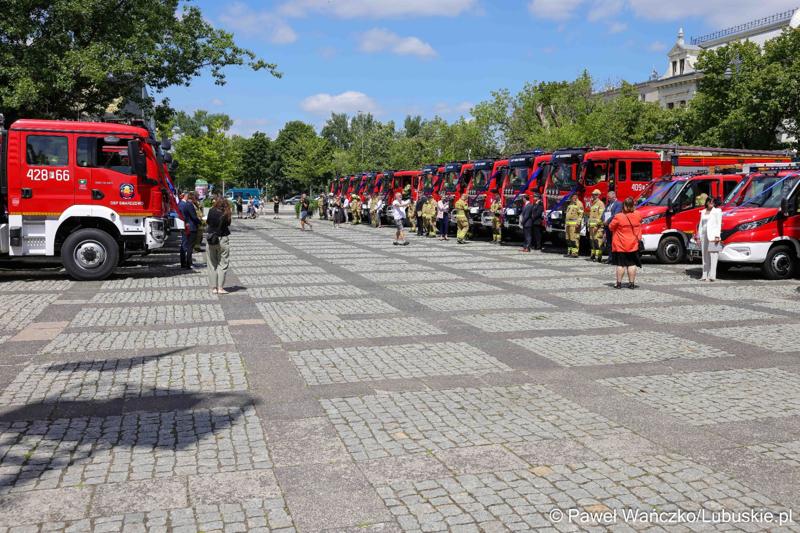 26 lekkich i średnich samochodów ratowniczo-gaśniczych otrzymały lubuskie jednostki OSP w ramach projektu unijnego zrealizowanego przez Oddział Wojewódzki Związku Ochotniczych Straży Pożarnych RP. 28 czerwca 2025 r. na zielonogórskim Placu Bohaterów odbyła się uroczystość podsumowująca to działanie.