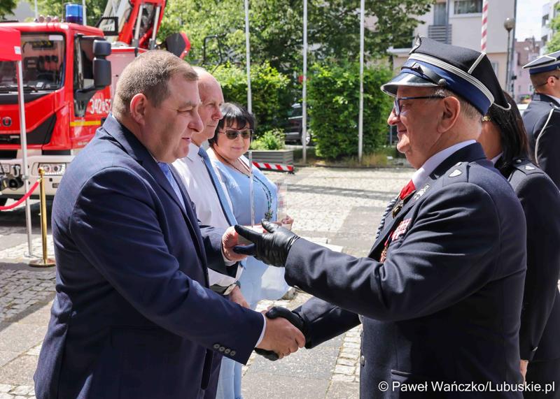 26 lekkich i średnich samochodów ratowniczo-gaśniczych otrzymały lubuskie jednostki OSP w ramach projektu unijnego zrealizowanego przez Oddział Wojewódzki Związku Ochotniczych Straży Pożarnych RP. 28 czerwca 2025 r. na zielonogórskim Placu Bohaterów odbyła się uroczystość podsumowująca to działanie.