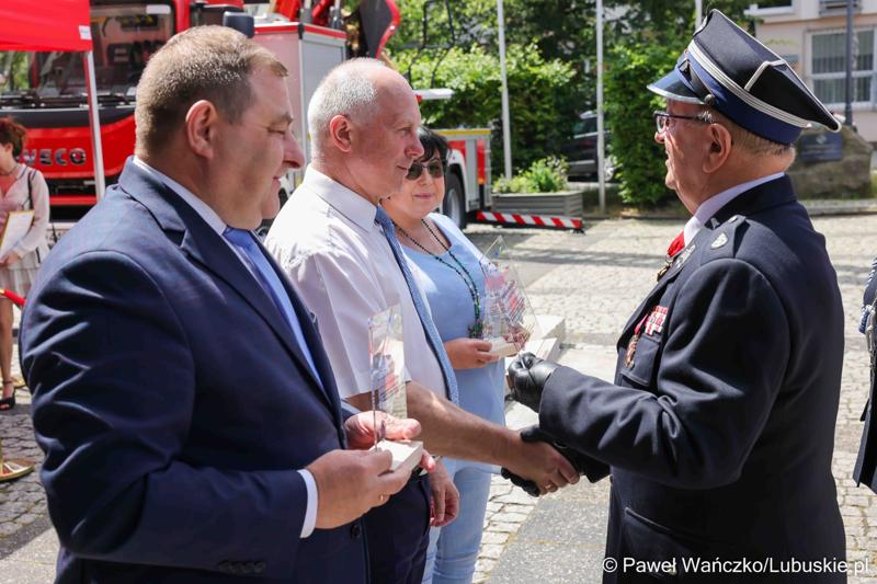 26 lekkich i średnich samochodów ratowniczo-gaśniczych otrzymały lubuskie jednostki OSP w ramach projektu unijnego zrealizowanego przez Oddział Wojewódzki Związku Ochotniczych Straży Pożarnych RP. 28 czerwca 2025 r. na zielonogórskim Placu Bohaterów odbyła się uroczystość podsumowująca to działanie.