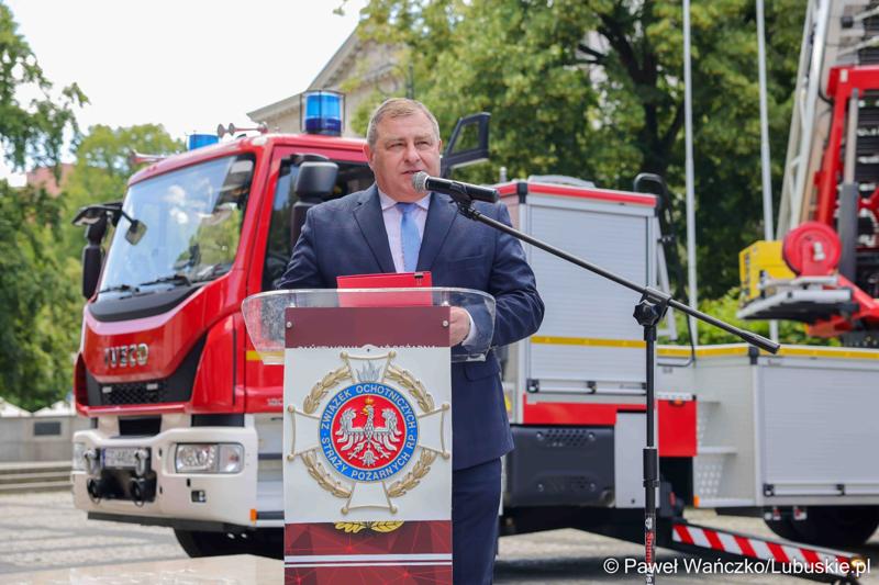 26 lekkich i średnich samochodów ratowniczo-gaśniczych otrzymały lubuskie jednostki OSP w ramach projektu unijnego zrealizowanego przez Oddział Wojewódzki Związku Ochotniczych Straży Pożarnych RP. 28 czerwca 2025 r. na zielonogórskim Placu Bohaterów odbyła się uroczystość podsumowująca to działanie.
