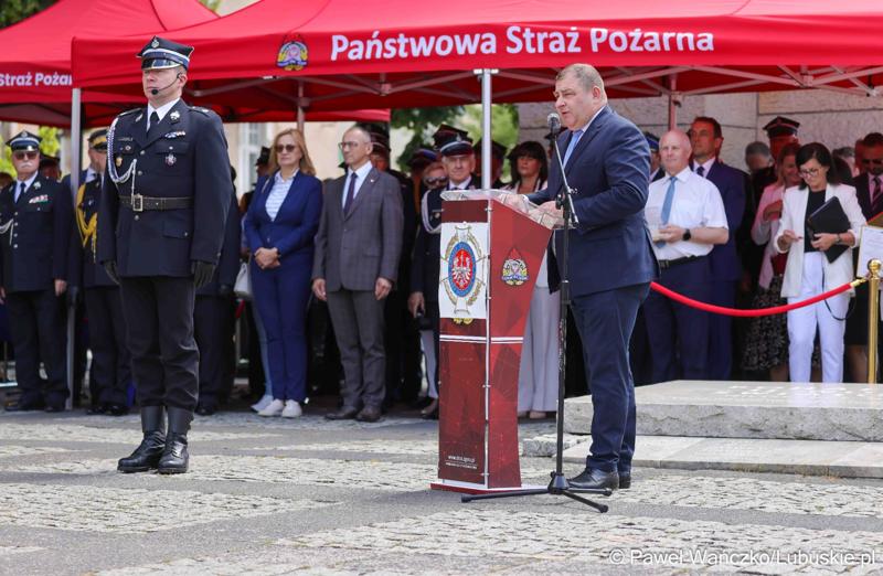 26 lekkich i średnich samochodów ratowniczo-gaśniczych otrzymały lubuskie jednostki OSP w ramach projektu unijnego zrealizowanego przez Oddział Wojewódzki Związku Ochotniczych Straży Pożarnych RP. 28 czerwca 2025 r. na zielonogórskim Placu Bohaterów odbyła się uroczystość podsumowująca to działanie.