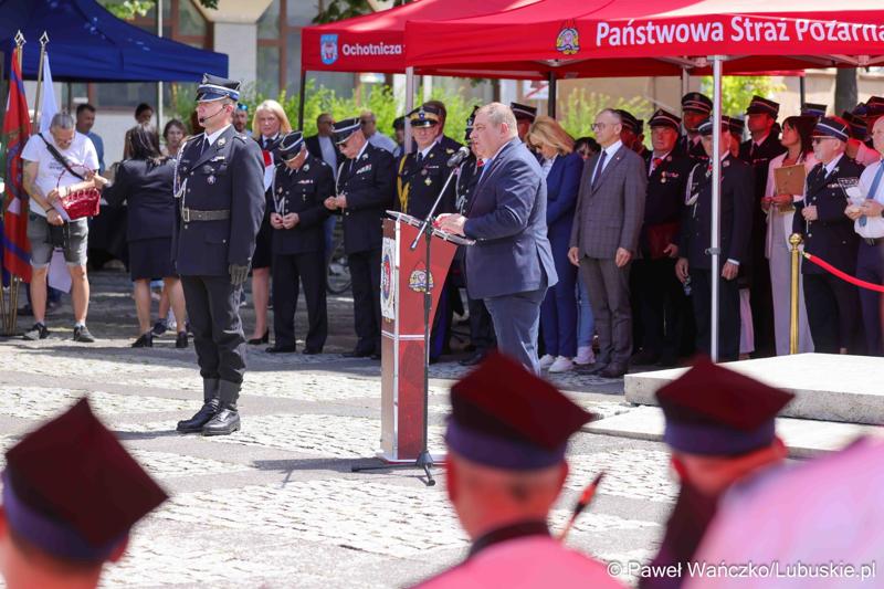 26 lekkich i średnich samochodów ratowniczo-gaśniczych otrzymały lubuskie jednostki OSP w ramach projektu unijnego zrealizowanego przez Oddział Wojewódzki Związku Ochotniczych Straży Pożarnych RP. 28 czerwca 2025 r. na zielonogórskim Placu Bohaterów odbyła się uroczystość podsumowująca to działanie.