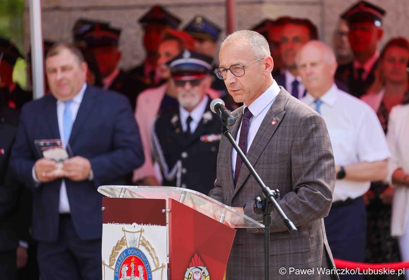 26 lekkich i średnich samochodów ratowniczo-gaśniczych otrzymały lubuskie jednostki OSP w ramach projektu unijnego zrealizowanego przez Oddział Wojewódzki Związku Ochotniczych Straży Pożarnych RP. 28 czerwca 2025 r. na zielonogórskim Placu Bohaterów odbyła się uroczystość podsumowująca to działanie.