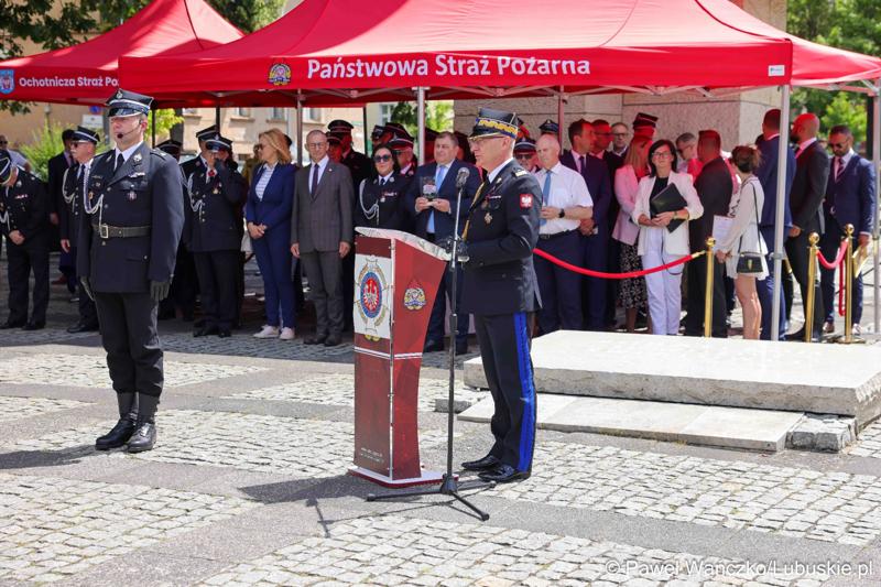 26 lekkich i średnich samochodów ratowniczo-gaśniczych otrzymały lubuskie jednostki OSP w ramach projektu unijnego zrealizowanego przez Oddział Wojewódzki Związku Ochotniczych Straży Pożarnych RP. 28 czerwca 2025 r. na zielonogórskim Placu Bohaterów odbyła się uroczystość podsumowująca to działanie.