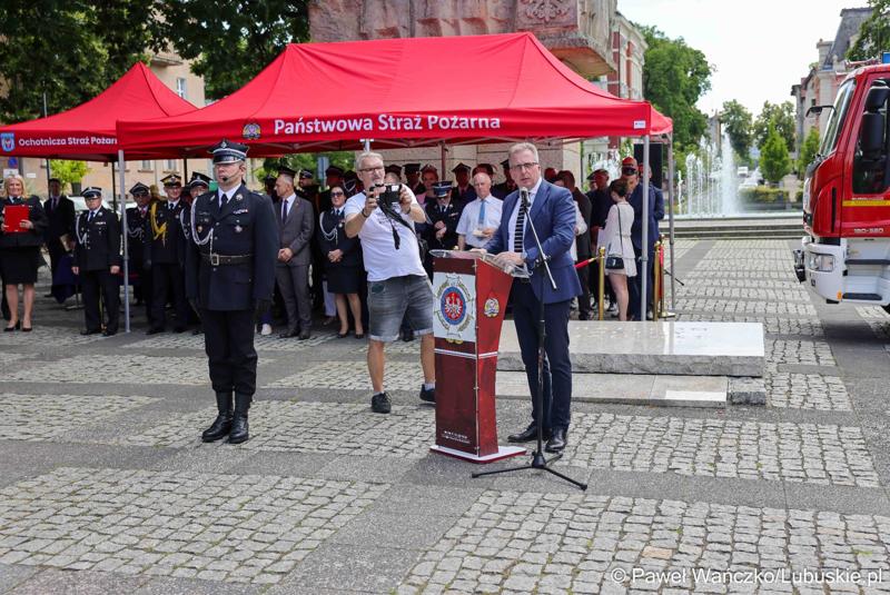 26 lekkich i średnich samochodów ratowniczo-gaśniczych otrzymały lubuskie jednostki OSP w ramach projektu unijnego zrealizowanego przez Oddział Wojewódzki Związku Ochotniczych Straży Pożarnych RP. 28 czerwca 2025 r. na zielonogórskim Placu Bohaterów odbyła się uroczystość podsumowująca to działanie.