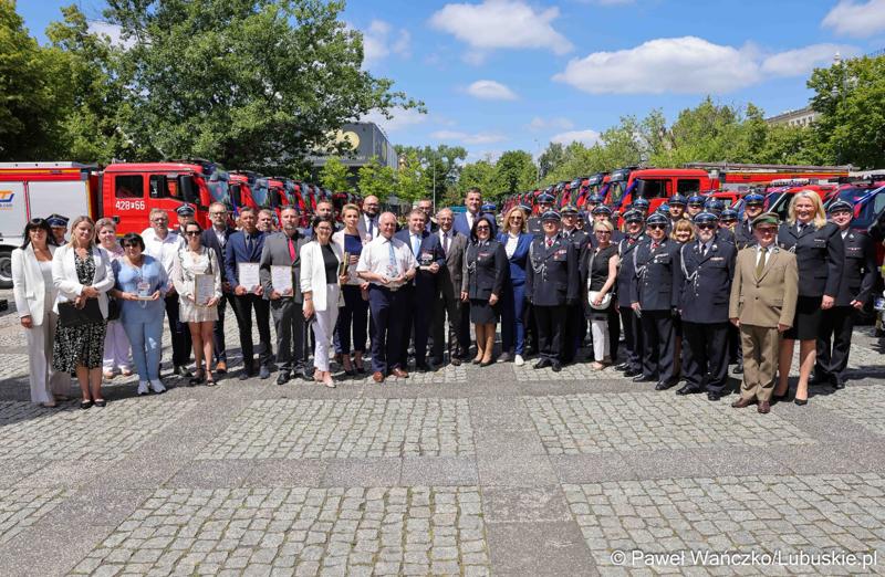 26 lekkich i średnich samochodów ratowniczo-gaśniczych otrzymały lubuskie jednostki OSP w ramach projektu unijnego zrealizowanego przez Oddział Wojewódzki Związku Ochotniczych Straży Pożarnych RP. 28 czerwca 2025 r. na zielonogórskim Placu Bohaterów odbyła się uroczystość podsumowująca to działanie.