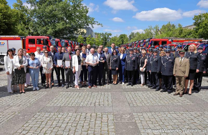 26 lekkich i średnich samochodów ratowniczo-gaśniczych otrzymały lubuskie jednostki OSP w ramach projektu unijnego zrealizowanego przez Oddział Wojewódzki Związku Ochotniczych Straży Pożarnych RP. 28 czerwca 2025 r. na zielonogórskim Placu Bohaterów odbyła się uroczystość podsumowująca to działanie.