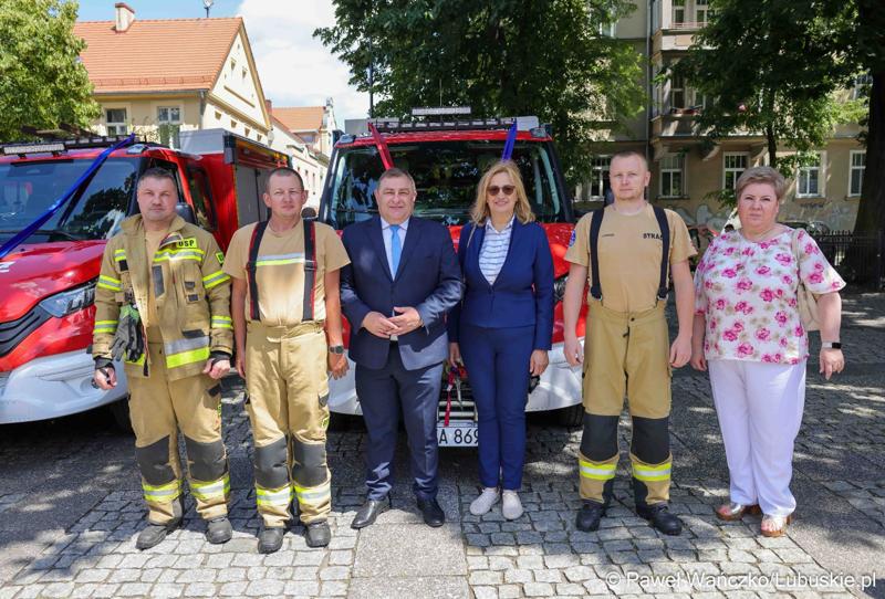 26 lekkich i średnich samochodów ratowniczo-gaśniczych otrzymały lubuskie jednostki OSP w ramach projektu unijnego zrealizowanego przez Oddział Wojewódzki Związku Ochotniczych Straży Pożarnych RP. 28 czerwca 2025 r. na zielonogórskim Placu Bohaterów odbyła się uroczystość podsumowująca to działanie.