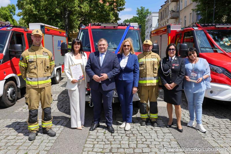 26 lekkich i średnich samochodów ratowniczo-gaśniczych otrzymały lubuskie jednostki OSP w ramach projektu unijnego zrealizowanego przez Oddział Wojewódzki Związku Ochotniczych Straży Pożarnych RP. 28 czerwca 2025 r. na zielonogórskim Placu Bohaterów odbyła się uroczystość podsumowująca to działanie.