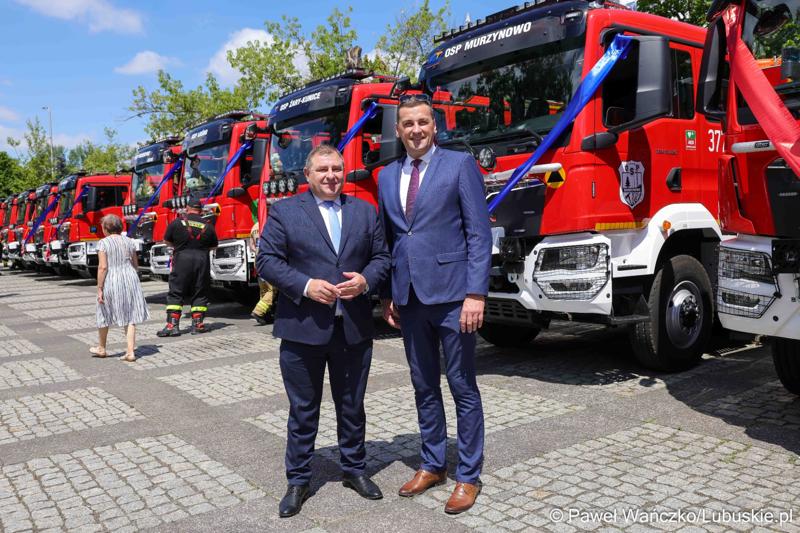 26 lekkich i średnich samochodów ratowniczo-gaśniczych otrzymały lubuskie jednostki OSP w ramach projektu unijnego zrealizowanego przez Oddział Wojewódzki Związku Ochotniczych Straży Pożarnych RP. 28 czerwca 2025 r. na zielonogórskim Placu Bohaterów odbyła się uroczystość podsumowująca to działanie.