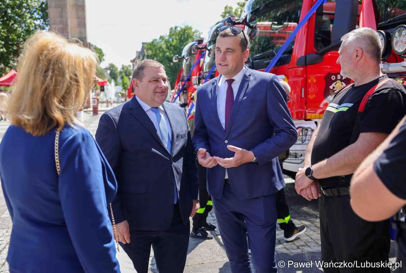 26 lekkich i średnich samochodów ratowniczo-gaśniczych otrzymały lubuskie jednostki OSP w ramach projektu unijnego zrealizowanego przez Oddział Wojewódzki Związku Ochotniczych Straży Pożarnych RP. 28 czerwca 2025 r. na zielonogórskim Placu Bohaterów odbyła się uroczystość podsumowująca to działanie.