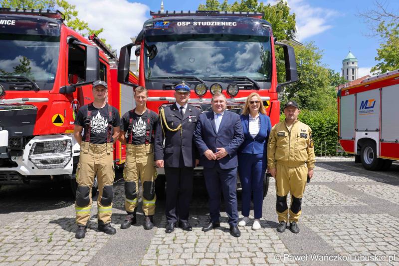 26 lekkich i średnich samochodów ratowniczo-gaśniczych otrzymały lubuskie jednostki OSP w ramach projektu unijnego zrealizowanego przez Oddział Wojewódzki Związku Ochotniczych Straży Pożarnych RP. 28 czerwca 2025 r. na zielonogórskim Placu Bohaterów odbyła się uroczystość podsumowująca to działanie.