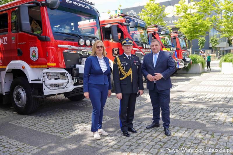 26 lekkich i średnich samochodów ratowniczo-gaśniczych otrzymały lubuskie jednostki OSP w ramach projektu unijnego zrealizowanego przez Oddział Wojewódzki Związku Ochotniczych Straży Pożarnych RP. 28 czerwca 2025 r. na zielonogórskim Placu Bohaterów odbyła się uroczystość podsumowująca to działanie.