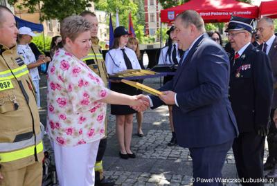 26 lekkich i średnich samochodów ratowniczo-gaśniczych otrzymały lubuskie jednostki OSP w ramach projektu unijnego zrealizowanego przez Oddział Wojewódzki Związku Ochotniczych Straży Pożarnych RP. 28 czerwca 2025 r. na zielonogórskim Placu Bohaterów odbyła się uroczystość podsumowująca to działanie.