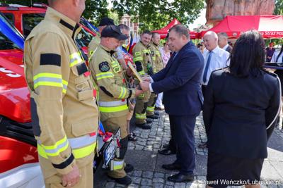 26 lekkich i średnich samochodów ratowniczo-gaśniczych otrzymały lubuskie jednostki OSP w ramach projektu unijnego zrealizowanego przez Oddział Wojewódzki Związku Ochotniczych Straży Pożarnych RP. 28 czerwca 2025 r. na zielonogórskim Placu Bohaterów odbyła się uroczystość podsumowująca to działanie.