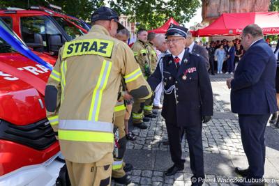26 lekkich i średnich samochodów ratowniczo-gaśniczych otrzymały lubuskie jednostki OSP w ramach projektu unijnego zrealizowanego przez Oddział Wojewódzki Związku Ochotniczych Straży Pożarnych RP. 28 czerwca 2025 r. na zielonogórskim Placu Bohaterów odbyła się uroczystość podsumowująca to działanie.
