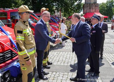 26 lekkich i średnich samochodów ratowniczo-gaśniczych otrzymały lubuskie jednostki OSP w ramach projektu unijnego zrealizowanego przez Oddział Wojewódzki Związku Ochotniczych Straży Pożarnych RP. 28 czerwca 2025 r. na zielonogórskim Placu Bohaterów odbyła się uroczystość podsumowująca to działanie.
