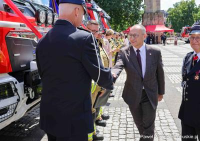 26 lekkich i średnich samochodów ratowniczo-gaśniczych otrzymały lubuskie jednostki OSP w ramach projektu unijnego zrealizowanego przez Oddział Wojewódzki Związku Ochotniczych Straży Pożarnych RP. 28 czerwca 2025 r. na zielonogórskim Placu Bohaterów odbyła się uroczystość podsumowująca to działanie.