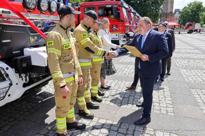 26 lekkich i średnich samochodów ratowniczo-gaśniczych otrzymały lubuskie jednostki OSP w ramach projektu unijnego zrealizowanego przez Oddział Wojewódzki Związku Ochotniczych Straży Pożarnych RP. 28 czerwca 2025 r. na zielonogórskim Placu Bohaterów odbyła się uroczystość podsumowująca to działanie.