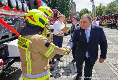 26 lekkich i średnich samochodów ratowniczo-gaśniczych otrzymały lubuskie jednostki OSP w ramach projektu unijnego zrealizowanego przez Oddział Wojewódzki Związku Ochotniczych Straży Pożarnych RP. 28 czerwca 2025 r. na zielonogórskim Placu Bohaterów odbyła się uroczystość podsumowująca to działanie.