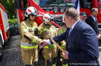 26 lekkich i średnich samochodów ratowniczo-gaśniczych otrzymały lubuskie jednostki OSP w ramach projektu unijnego zrealizowanego przez Oddział Wojewódzki Związku Ochotniczych Straży Pożarnych RP. 28 czerwca 2025 r. na zielonogórskim Placu Bohaterów odbyła się uroczystość podsumowująca to działanie.