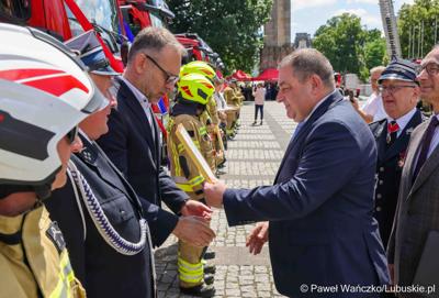 26 lekkich i średnich samochodów ratowniczo-gaśniczych otrzymały lubuskie jednostki OSP w ramach projektu unijnego zrealizowanego przez Oddział Wojewódzki Związku Ochotniczych Straży Pożarnych RP. 28 czerwca 2025 r. na zielonogórskim Placu Bohaterów odbyła się uroczystość podsumowująca to działanie.