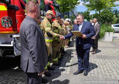26 lekkich i średnich samochodów ratowniczo-gaśniczych otrzymały lubuskie jednostki OSP w ramach projektu unijnego zrealizowanego przez Oddział Wojewódzki Związku Ochotniczych Straży Pożarnych RP. 28 czerwca 2025 r. na zielonogórskim Placu Bohaterów odbyła się uroczystość podsumowująca to działanie.