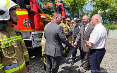 26 lekkich i średnich samochodów ratowniczo-gaśniczych otrzymały lubuskie jednostki OSP w ramach projektu unijnego zrealizowanego przez Oddział Wojewódzki Związku Ochotniczych Straży Pożarnych RP. 28 czerwca 2025 r. na zielonogórskim Placu Bohaterów odbyła się uroczystość podsumowująca to działanie.